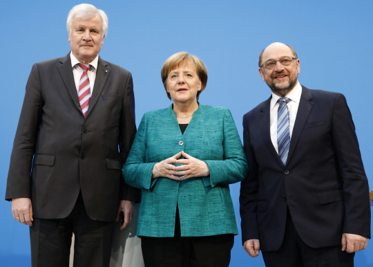 앙겔라 메르켈 독일 총리(가운데)와 마르틴 슐츠 사회민주당 대표(오른쪽), 호르스트 제호퍼 기독사회당 대표가 7일(현지시간) 베를린에서 대연성 구성에 합의한 뒤 함께 기념사진을 찍고 있다. /베를린=로이터연합뉴스
