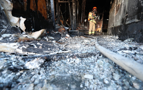 지난달 26일 오전 7시 30분께 화재가 발생한 밀양시 세종병원 모습이다. 이 화재로 192명의 사상자가 발생했다./연합뉴스
