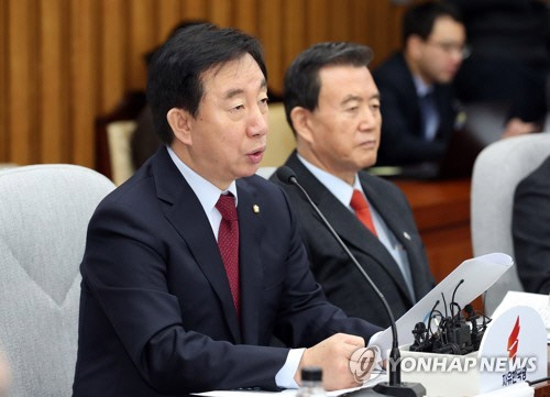 자유한국당은 8일 검찰이 노무현 전 대통령 일가의 의혹 사건을 수사하지 않고 직무유기를 했다는 혐의로 문무일 검찰총장과 윤석열 서울중앙지검장을 고발하기로 했다./ 연합뉴스