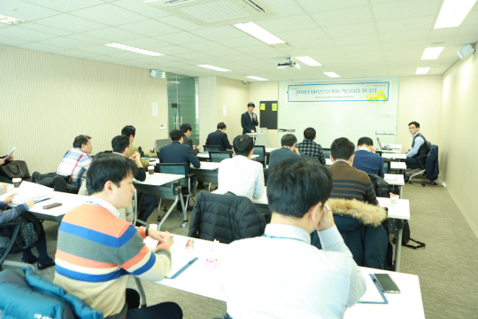지난 7일 서울 중구 NH핀테크혁신센터에서 열린 ‘NH핀테크 오픈플랫폼 혁신성장 워크샵’에서 임직원들이 발표를 듣고 있다./사진제공=NH농협은행