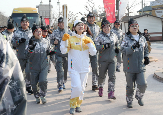 2018 평창동계올림픽 개막을 하루 앞둔 8일 오전 강원 강릉시 오죽헌 인근에서 막바지 성화봉송이 펼쳐지고 있다. 개회식 날 성화 최종 점화자는 여전히 밝혀지지 않아 누가일지 관심이 커지고 있다./연합뉴스