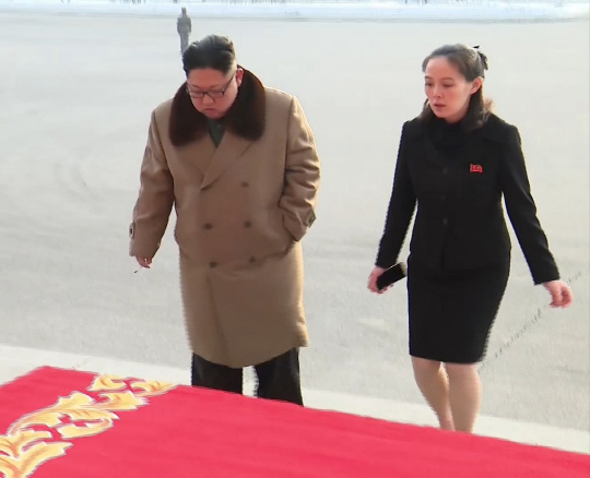 김정은 북한 노동당 위원장(왼쪽)과 김정은의 여동생 김여정(오른쪽)/연합뉴스