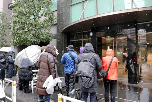 일본 금융청이 2일 현장실사를 한 가상화폐 거래소 코인체크 본사 앞에 취재진이 몰려있다. /연합뉴스