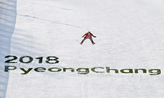 평창동계올림픽 남자 스키점프 노멀힐에 나서는 선수가 8일 강원도 평창군 알펜시아 스키점프센터에 가진 연습에서 공중비행을 하고 있다./평창=권욱기자