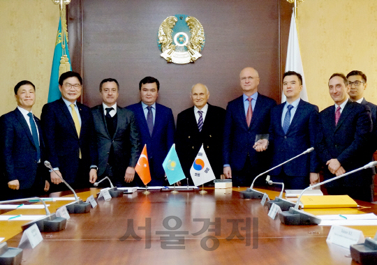 안재현(왼쪽 두번째) SK건설 사장과 카심백(〃 네번째) 카자흐스탄 투자개발부 장관 등 관계자들이 지난 7일 카자흐스탄 아스타나에서 알마티 순환도로 사업에 대한 실시협약을 체결하고 있다. / 사진제공=SK건설