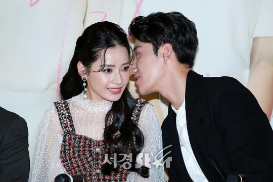 배우 치푸와 산이가 8일 오후 서울 송파구 롯데시네마 월드타워점에서 열린 영화 ‘라라’ 언론시사회에 참석했다.