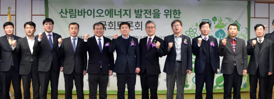 김현권(사진 왼쪽에서 여섯번째)과 김재현(〃 일곱번째) 산림청장 등 주요 참석자들이 화이팅을 외치고 있다. 사진제공=산림청