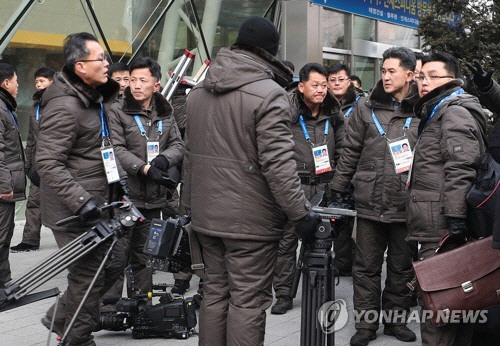 북한 기자단이 8일 오전 숙소인 강원도 인제스피디움을 나서고 있다. 북측 관계자는 북한선수단 입촌식이 열리는 평창으로 출발한다고 전했다./ 연합뉴스