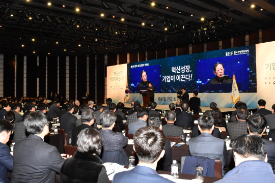 박병원 경총회장이 8일 열린 연찬회에서 연설을 하고 있다.  /연합뉴스