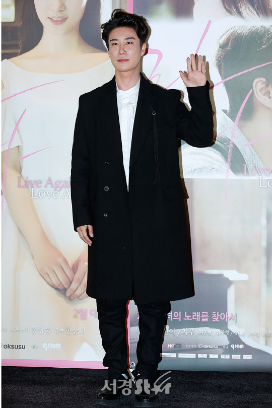 배우 산이가  8일 오후 서울 송파구 롯데시네마 월드타워점에서 열린 영화 ‘라라’ 언론시사회에 참석해 포토타임을 갖고 있다.