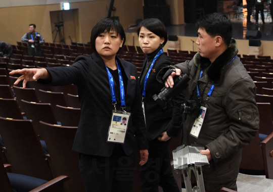 8일 오후 강원도 강릉아트센터 사임당홀에서 평창동계올림픽·패럴림픽 성공 기원 삼지연관현악단 특별공연이 열리 전 북한 기자단이 취재 동선을 확인하고 있다. 이날 공연에는 남자는 배, 여자는 항구, 이별, 당신은 모르실거야, 사랑의 미로, 다함께 차차차, 서인석의 홀로 아리랑과 오페라의 유령 등 서양 교향곡이 포함됐다./강릉=권욱기자ukkwon@sedaily.com