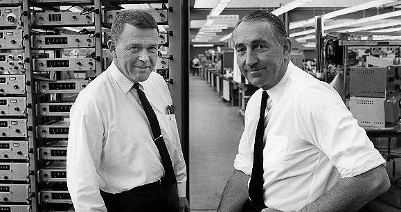 1963년 HP 공장을 방문한 빌 휴렛(왼쪽)과 데이비드 팩커드.
