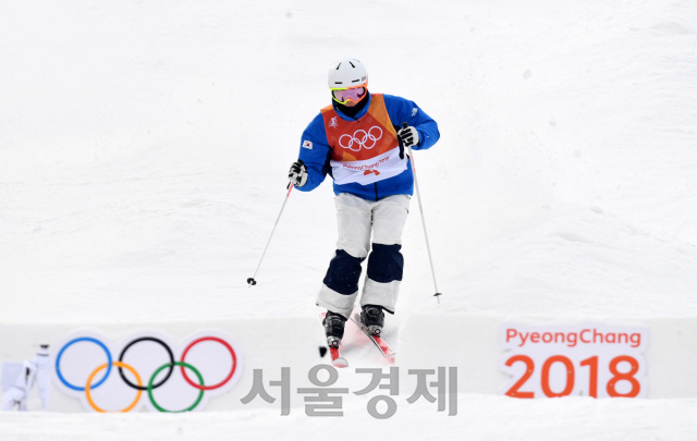 2018 평창동계올림픽 개막일인 9일 강원도 평창 휘닉스 스노우경기장에서 열린 프리스타일스키 남자 모글 예선에 출전한 한국의 최재우가 슬로프를 내려오고 있다./평창=권욱기자