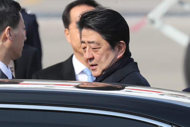 아베 신조 일본 총리가 9일 평창동계올림픽 개막식 참석을 위해 양양국제공항에 도착했다./연합뉴스