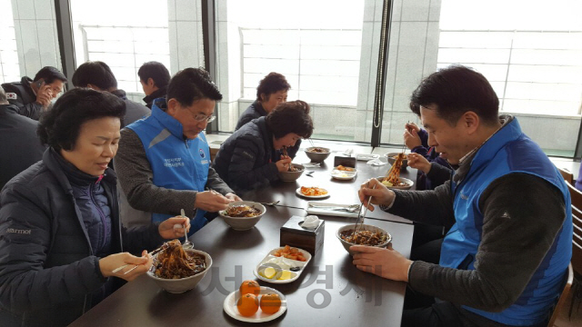 허만영(사진 왼쪽에서 두번째) 대전청사관리소장이 정규직으로 전환된 공무원 직원들과 함께 짜장면으로 점심식사를 하고 있다. 사진제공=정부대전청사관리사무소