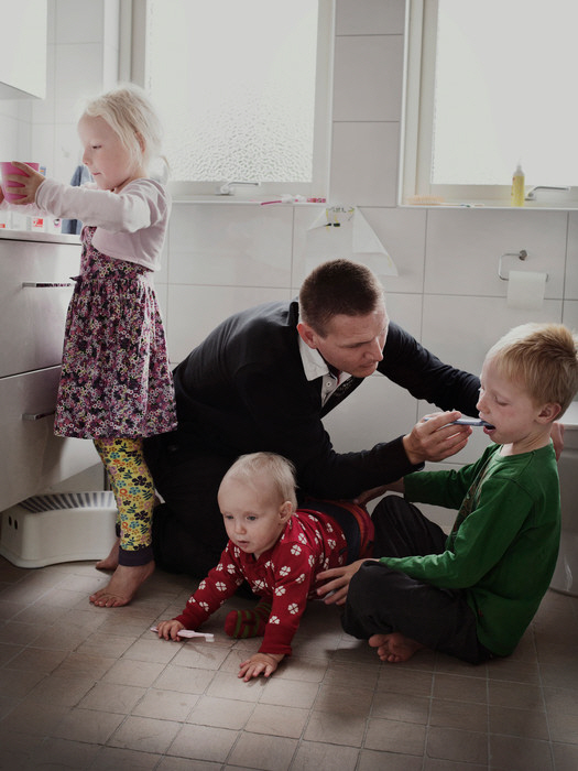 스웨덴의 요한 뵈브만씨가 지난해 육아휴직 기간에 집에서 아이들을 돌보고 있다.   /사진제공=주한 스웨덴대사관