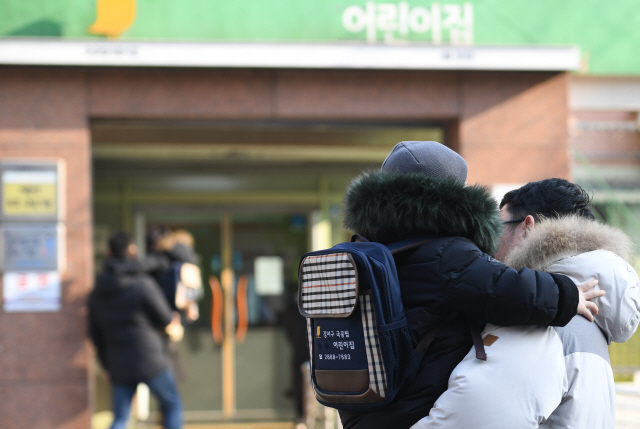 한 남성 육아휴직자가 여섯 살 된 아이를 서울의 한 어린이집에 데려다 주고 있다. 아이를 어린이집에 등·하원시키고 놀이터와 집에서 놀아주는 것은 그의 일상이 됐다.  /송은석기자