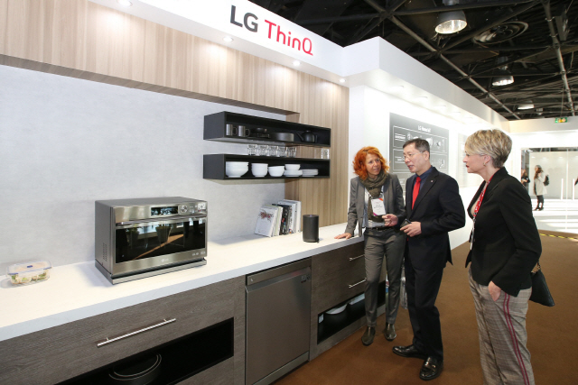 나영배(가운데) LG전자 유럽지역대표(부사장)이 8일(현지시간) 프랑스 칸에서 개최한 ‘LG 이노페스트’에서 현지 거래선을 상대로 ‘LG 씽큐존’에 대해 설명하고 있다./사진제공=LG전자