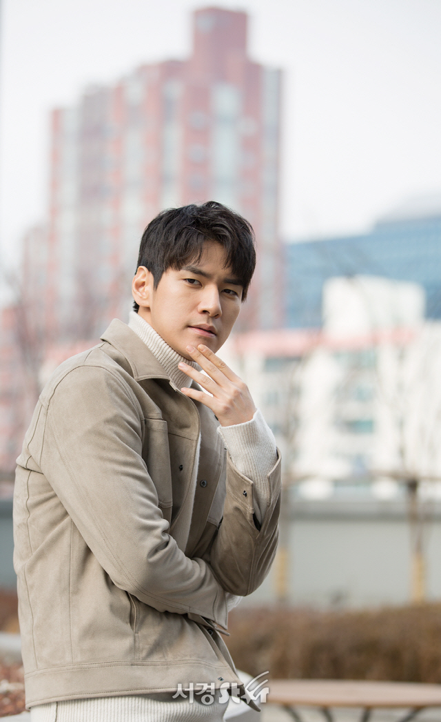 배우 김현준이 9일 오후 서울 영등포구 모처에서 서경스타와의 인터뷰에 앞서 포토타임을 갖고 있다.