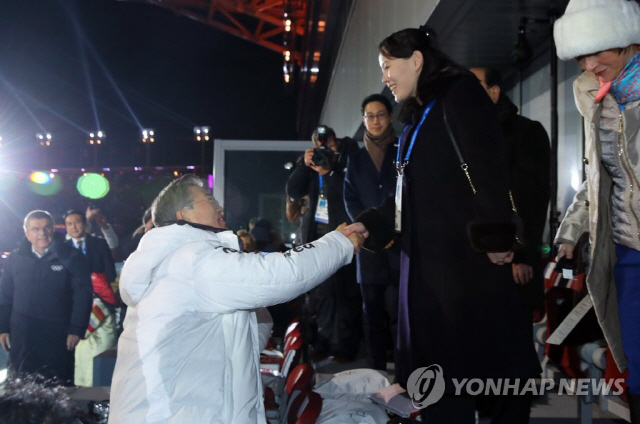 문 대통령, 北 김여정과 평창올림픽 개회식장서 악수…첫 대면