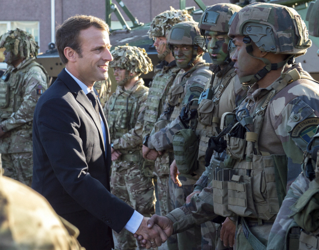 에마뉘엘 마크롱(왼쪽) 프랑스 대통령이 지난 2017년 9월29일 에스토니아 수도 탈린에 위치한 북대서양조약기구(NATO· 나토) 전투군 막사를 방문해 프랑스 군인들과 악수하고 있다. /탈린=AP연합뉴스