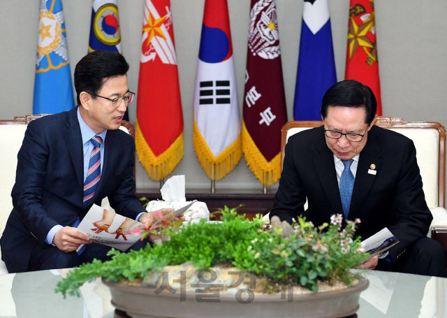 허태정(사진 왼쪽) 유성구청장이 송영무(〃오른쪽) 국방부 장관과의 면담을 갖고 계룡스파텔부지에 휴양·레저 시설을 개발해 줄 것을 건의하고 있다. 사진제공=유성구