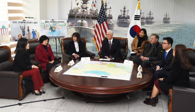 마이크 펜스(가운데) 미국 부통령이 9일 경기도 평택시 해군2함대에서 탈북자와 면담하고 있다. 펜스 부통령은 북한에 대해 “자국민을 가두고 굶주리게 하는 정권”이라고 비난했다. /사진공동취재단