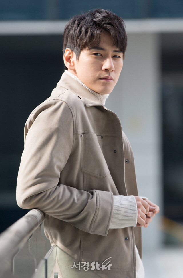 배우 김현준이 9일 오후 서울 영등포구 모처에서 서경스타와의 인터뷰에 앞서 포토타임을 갖고 있다.