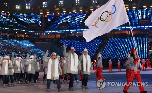 ‘개인자격 참가’ 러시아 선수들, 자국 국기 대신 오륜기 따라 입장