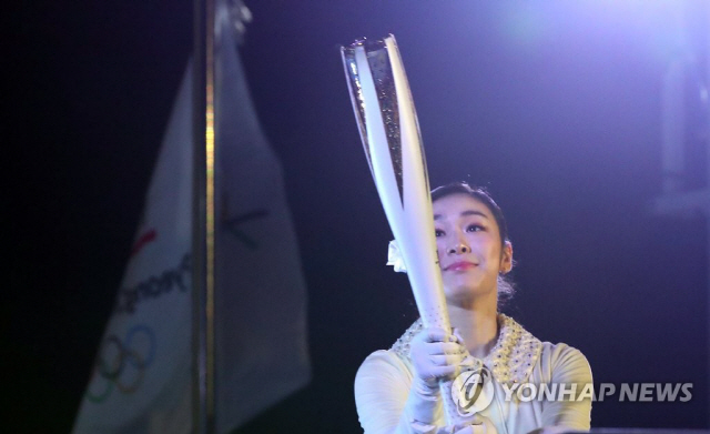 ‘피겨퀸’ 김연아, 평창동계올림픽 성화 밝혔다