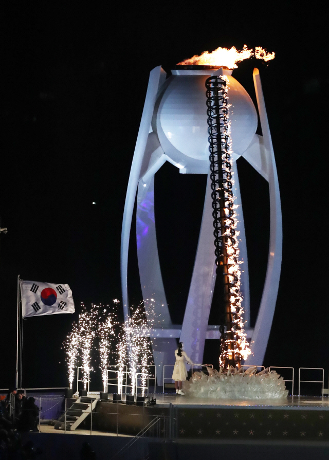 9일 김연아의 점화로 달항아리 모양의 2018평창동계올림픽 성화대에 불꽃이 타오르고 있다. /평창=연합뉴스