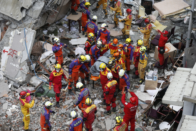6일 밤(현지시간)대만 동부 화롄 지역에서 발생한 지진으로 무너진 빌딩에서 9일 구조대원들이 실종자의 시신을 수습하고 있다. /화롄=EPA연합뉴스