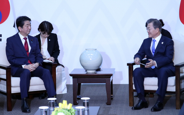 문재인(오른쪽) 대통령과 아베 신조(왼쪽) 아베 신조 일본 총리가 평창올림픽 개막식이 열린 9일 강원도 용평 블리스힐스테이에서 만나 정상회담하고 있다.    /용평=연합뉴스