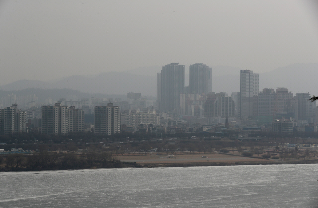 서울 강남 일대가 10일 미세먼지로 뿌옇다. 서울시는 10일 낮 12시부로 시내에 초미세먼지(PM-2.5) 주의보를 발령했다고 밝혔다.         /연합뉴스