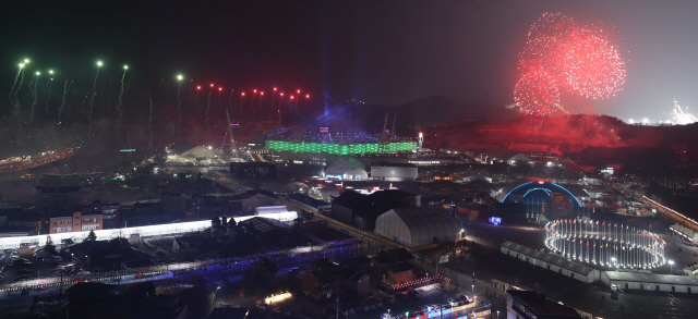 9일 저녁 평창올림픽스타디움에서 개막식을 알리는 축포가 솟아 오르고 있다./평창=권욱기자