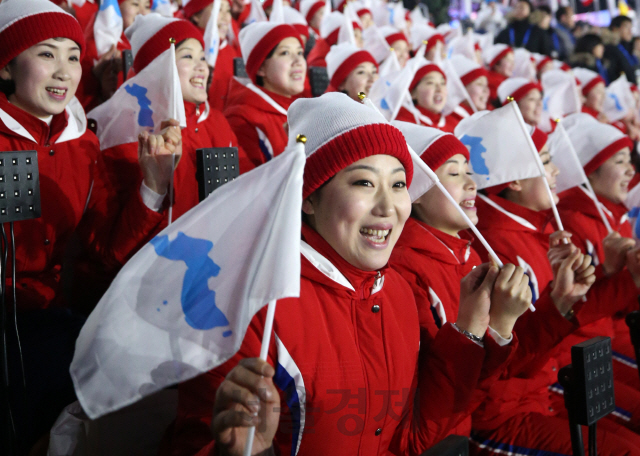 ‘2018 평창동계올림픽’ 개막식이 열린 9일 오후 강원도 평창군 올림픽스타디움에서 북한 응원단이 응원을 펼치고 있다./평창=권욱기자