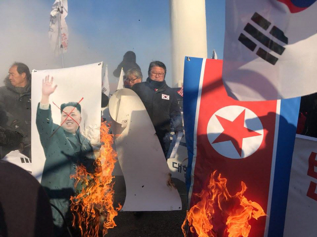 김정은 조선노동당 국무위원장 사진을 불태우는 조원진 대한애국당 대표 / 출처:페이스북