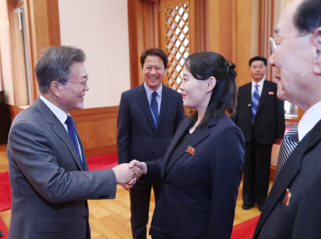 문재인 대통령이 10일 오전 청와대를 방문한 김정은 북한 노동당 위원장의 여동생 김여정 노동당 중앙위 제1부부장과 접견에 앞서 인사를 나누고 있다. /연합뉴스