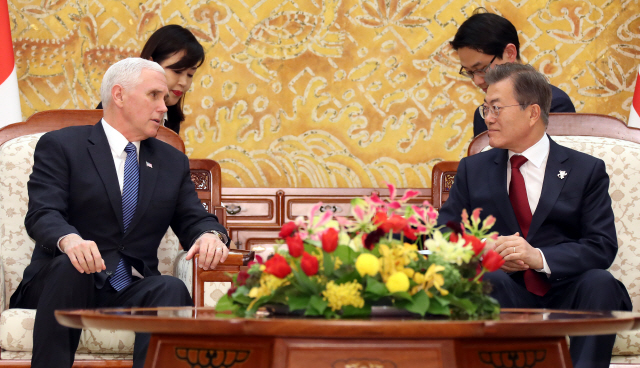 문재인(오른쪽) 대통령과 마이크 펜스 미국 부통령이 8일 오후 청와대에서 회담을 갖고 있다.   /연합뉴스