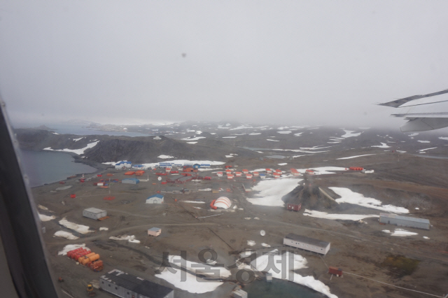 극지 전문 민항기인 ‘DAP’ 위에서 내려다 본 남극 러시아 기지 전경. /남극 킹조지섬=강광우기자