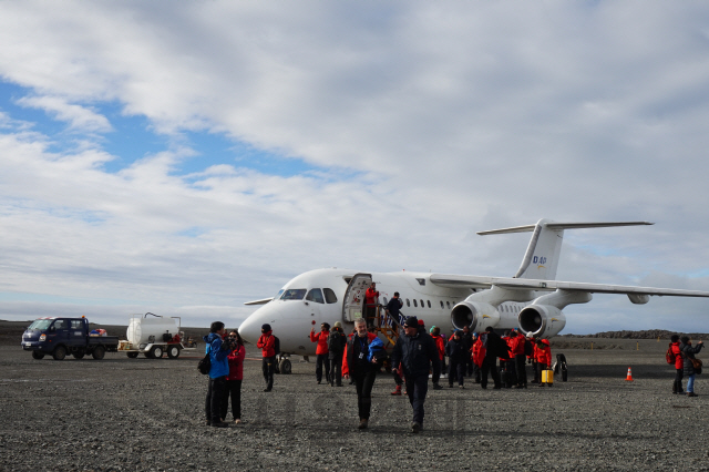 지난 1월23일(현지시간) 남극 킹조지섬에 위치한 칠레 프레이 기지 활주로에서 사람들이 내리고 있다. /남극 킹조지섬=강광우기자