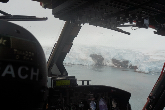 지난 1월23일(현지시간) 칠레 공군 헬기를 타고 바라 본 마리안 소만의 빙벽 모습. 지구온난화로 녹아 내린 빙벽 자리에 산악지형이 드러나 있다. /남극 세종과학기지=강광우기자