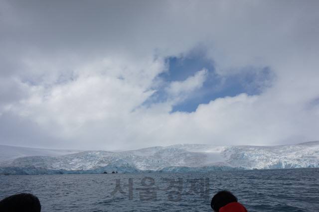 지난 1월23일(현지시간) 조디악을 타고 바라본 마리안 소만의 빙벽 모습. /남극 세종과학기지=강광우기자