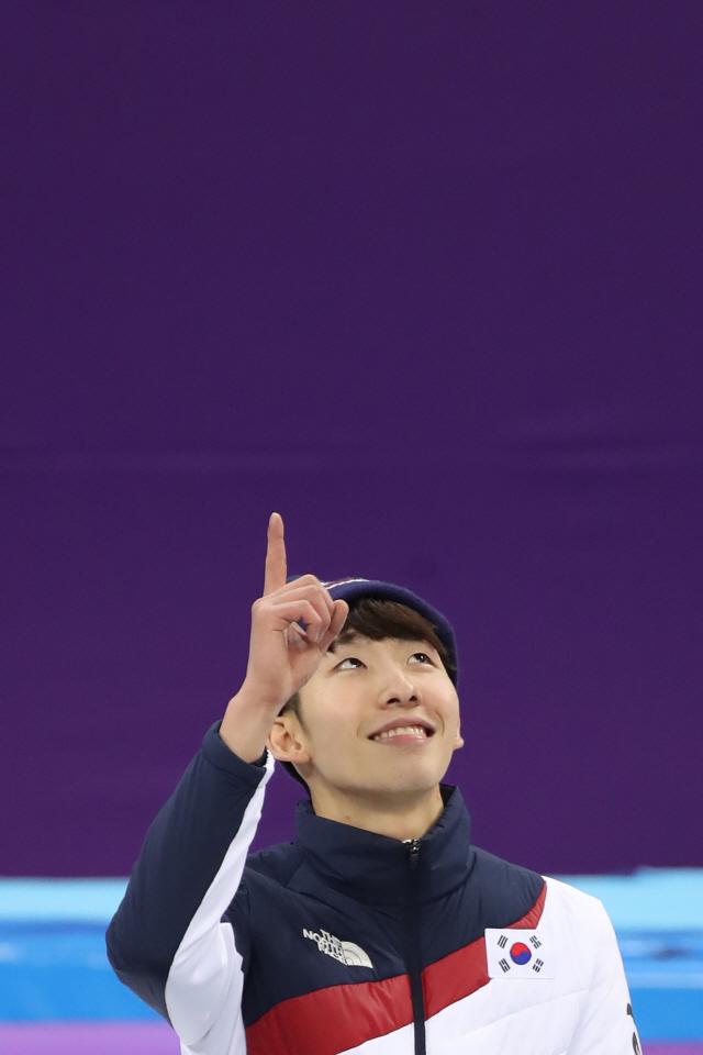 임효준이 10일 평창올림픽 쇼트트랙 남자 1,500m에서 우승한 뒤 시상대에 오르며 세리머니를 선보이고 있다. /연합뉴스