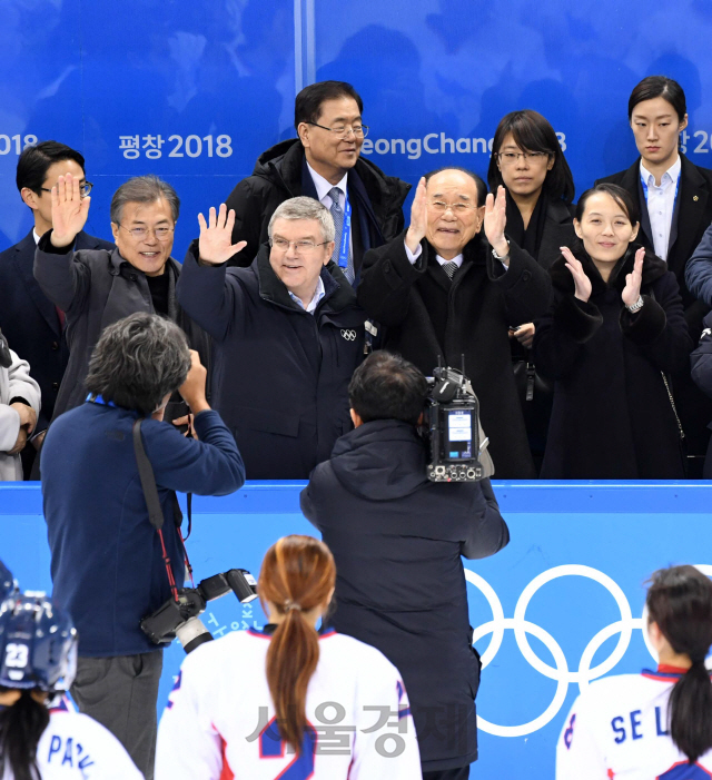 10일 오후 강원도 강릉 관동하키센터에서 열린 2018 평창동계올림픽 여자 아이스하키 B조 조별리그 1차전 남북단일팀과 스위스의 경기가 끝난 뒤 문재인 대통령, 토마스 바흐 IOC위원장,  북한 김영남 최고인민회의 상임위원장, 김여정 중앙위원회 제1부부장이 선수들을 격려하고 있다./강릉=권욱기자