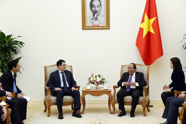 조현준(왼쪽) 효성그룹 회장이 베트남 하노이 총리 공관에서 응우옌쑤언푹 총리를 만나 베트남 내 사업 및 투자 확대와 신규 사업 기회에 대한 의견을 나누고 있다. /사진제공=효성그룹