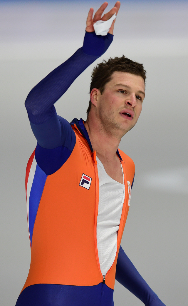 스벤 크라머르가 11일 평창올림픽 남자 빙속 5,000m에서 우승한 뒤 관중석을 향해 손을 흔들고 있다. /강릉=권욱기자