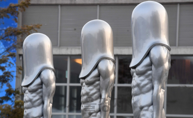 강원도 평창 알펜시아리조트 메인프레스 센터 앞에 설치된 조각 ‘총알맨’ /권욱기자