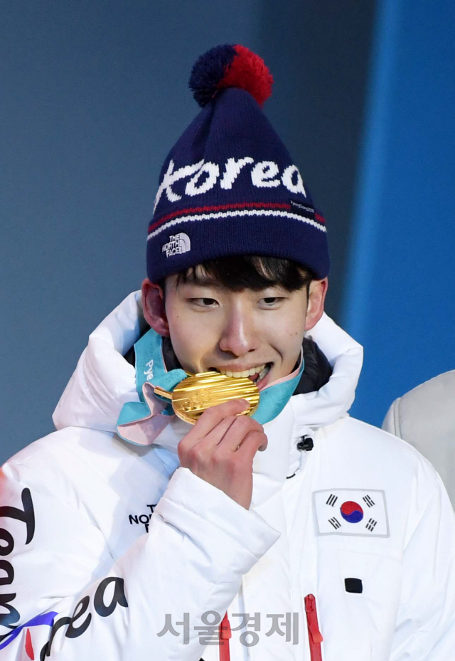 2018평창동계올림픽 쇼트트랙 남자 1,500ｍ에서 한국에 첫 금메달을 안긴 임효준이 11일 오후 강원도 평창올림픽 메달플라자에서 열린 시상식에서 금메달을 깨물어보고 있다. /평창=권욱기자