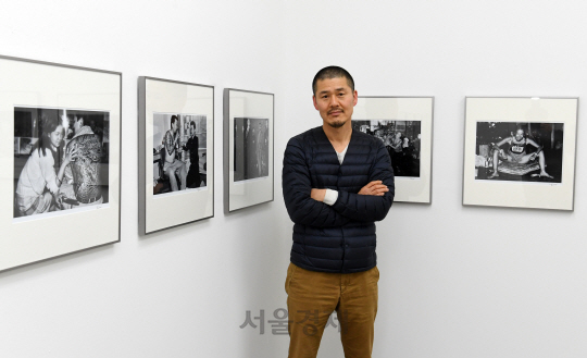일본의 권위있는 사진상인 ‘도몬켄 상’을 외국인 최초로 수상한 재일 사진작가 양승우가 인디프레스갤러리에 결린 작품 곁에 섰다. /권욱기자
